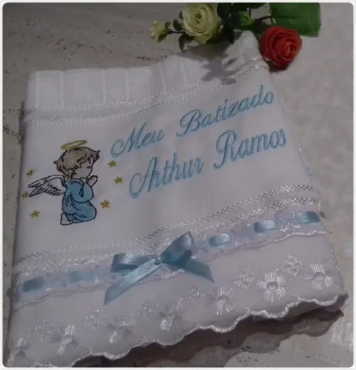 Toalha Bordada de Batismo Anjinho Menino