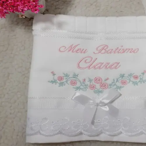 Toalha de Batizado Bordada Floral Menina