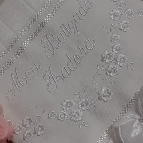 Toalha de Batizado Bordada Floral Menina