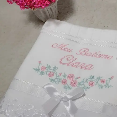 Toalha de Batizado Bordada Floral Menina
