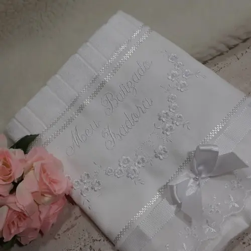 Toalha de Batizado Bordada Floral Menina