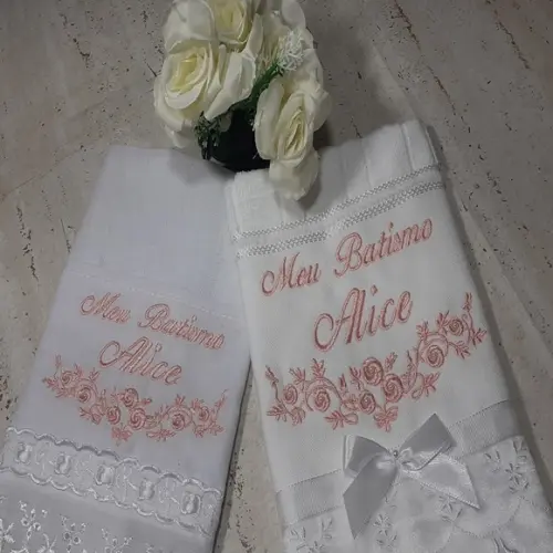 Toalha de Batizado e Fralda de Boca Personalizada Flores