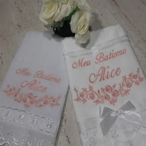 Toalha de Batizado e Fralda de Boca Personalizada Flores