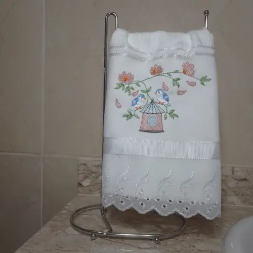 Toalha de Lavabo Bordada Casinha de Passarinho