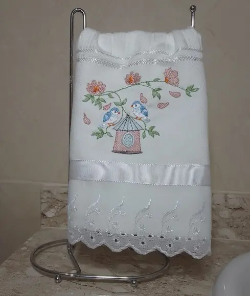 Toalha de Lavabo Bordada Casinha de Passarinho