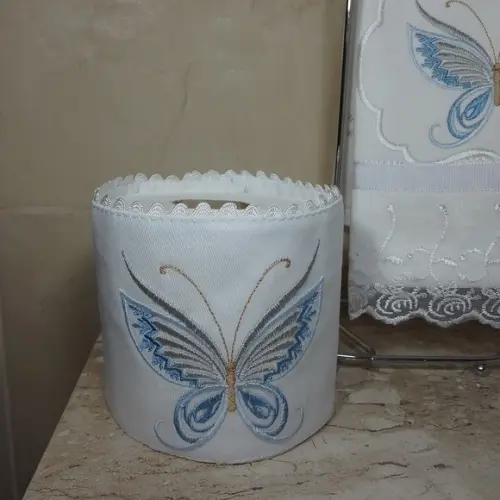 Toalha de Lavabo Bordada e Porta Papel Higiênico Borboleta