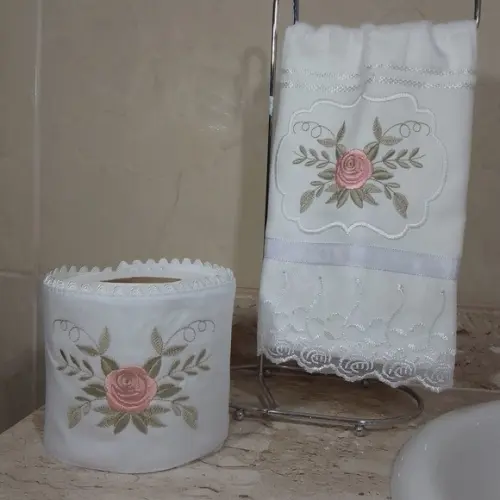 Toalha de Lavabo Bordada e Porta Papel Higiênico