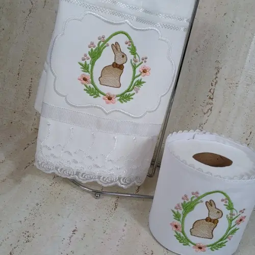 Toalha de Lavabo Bordada e Porta Papel Higiênico