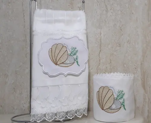 Toalha de Lavabo Bordada e Porta Papel Higiênico Bordado