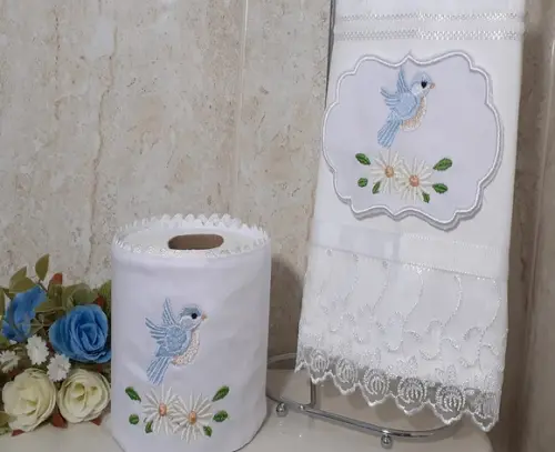 Toalha de Lavabo Bordada e Porta Papel Higiênico Bordado