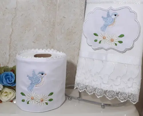 Toalha de Lavabo Bordada e Porta Papel Higiênico Bordado