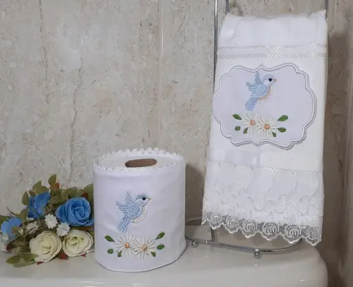 Toalha de Lavabo Bordada e Porta Papel Higiênico Bordado