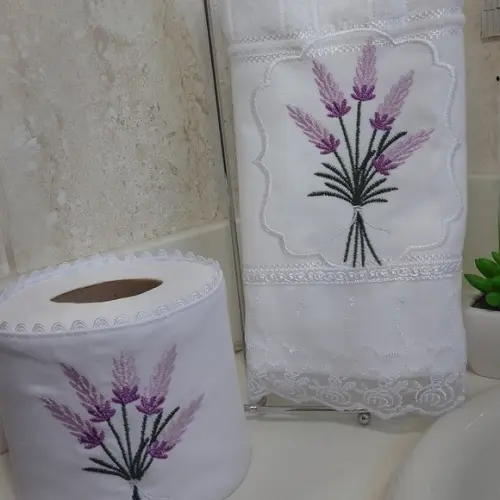 Toalha de Lavabo Bordada e Porta Papel Higiênico Lavandas