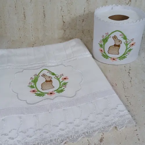 Toalha de Rosto Bordada e Porta Papel Higiênico