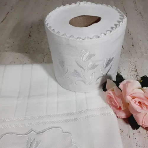 Toalha de Rosto Bordada e Porta Papel Higiênico Flores