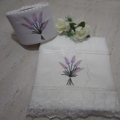Toalha de Rosto Bordada e Porta Papel Higiênico Lavanda