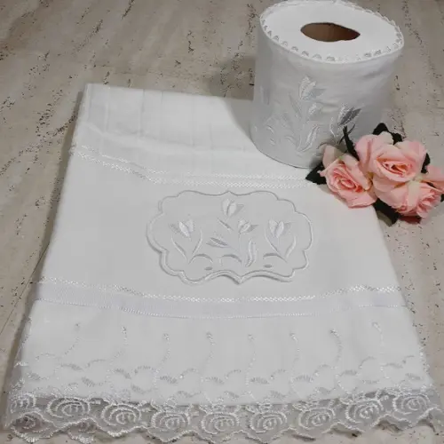 Toalha de Rosto Bordada e Porta Papel Higiênico Flores