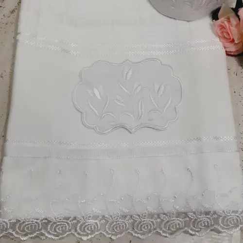 Toalha de Rosto Bordada e Porta Papel Higiênico Flores