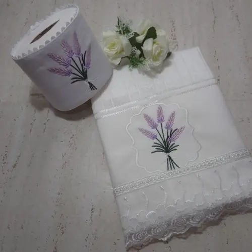 Toalha de Rosto Bordada e Porta Papel Higiênico Lavanda