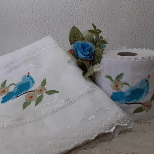 Toalha de Rosto Bordada e Porta Papel Higiênico Pássaro