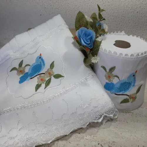 Toalha de Rosto Bordada e Porta Papel Higiênico Pássaro