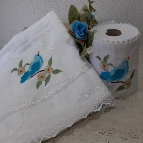 Toalha de Rosto Bordada e Porta Papel Higiênico Pássaro
