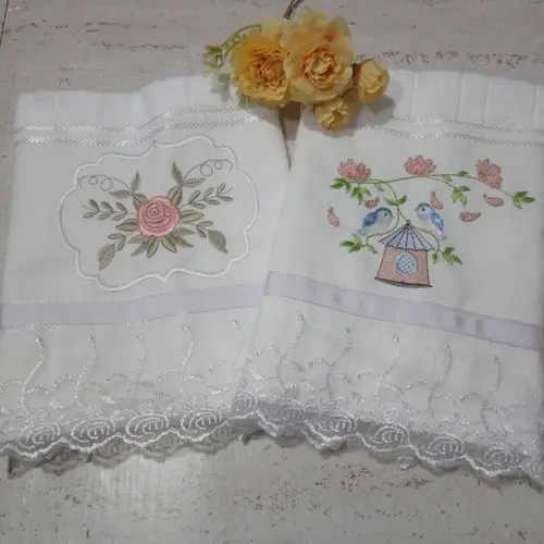 Toalha de Rosto Bordada Flores e Pássaros