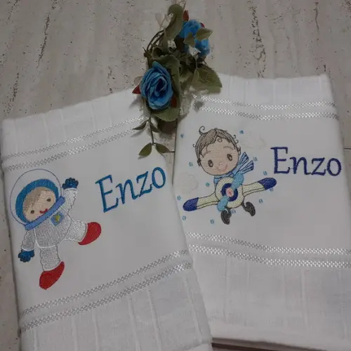 Toalha Escolar Bordada Astronauta e Aviador 2 Unidades