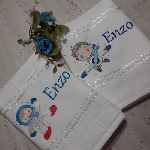 Toalha Escolar Bordada Astronauta e Aviador 2 Unidades