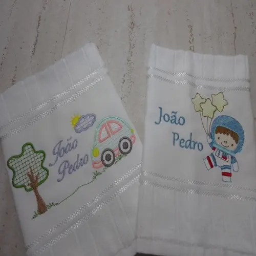 Toalha Escolar Bordada Carrinho e Astronauta 2 Unidades