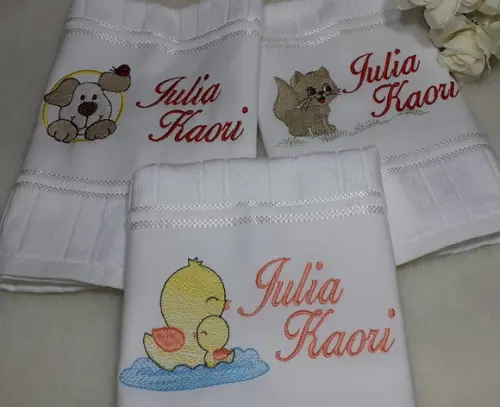 Toalha Escolar Bordada e Personalizada