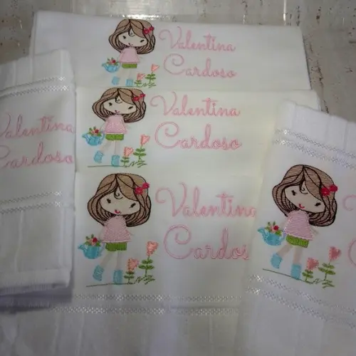 Toalha Escolar Bordada e Personalizada Boneca 5 Unidades