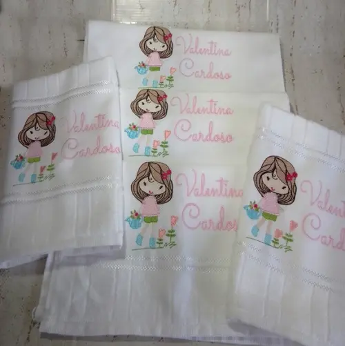Toalha Escolar Bordada e Personalizada Boneca 5 Unidades