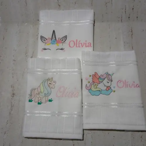 Toalha Escolar Bordada e Personalizada Unicórnio 3 Unidades