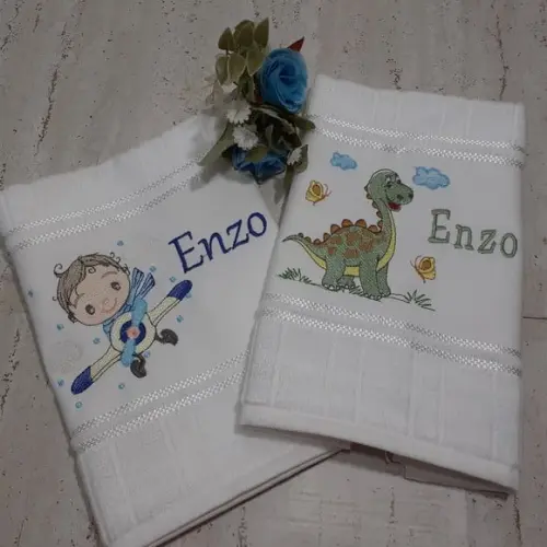 Toalha Escolar Bordada Menino Aviador Dinossauro 2 Unidades