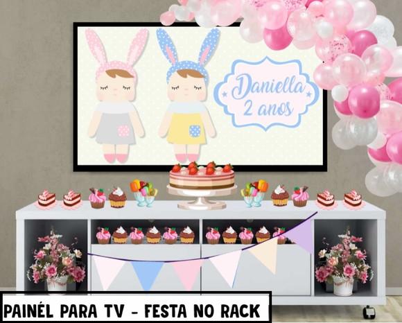 Painel de Festa para TV Metoo Dolls Festa no Rack - Digital