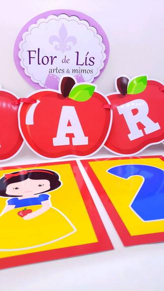 Decoração Branca de Neve com Bandeirola e 2 Quadros