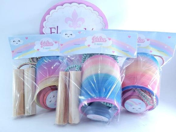 Kit Brinquedos Arco Íris Aquarela com Mola Corda e Ioiô
