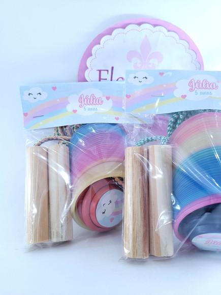 Kit Brinquedos Arco Íris Aquarela com Mola Corda e Ioiô