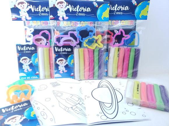 Kit de Colorir com Massinha Astronauta Menina Galáxia