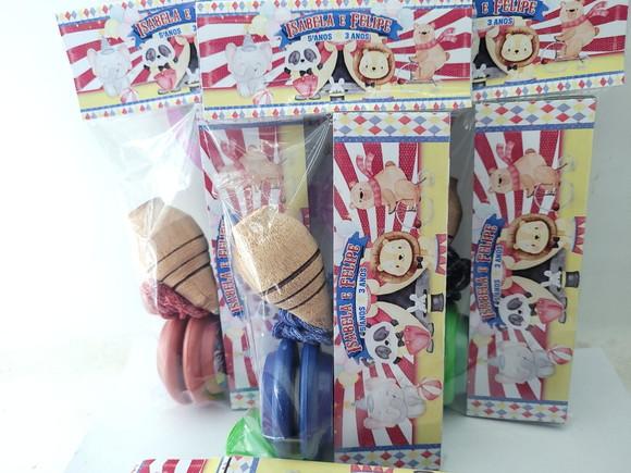 Kit Diversão Circo Vintage Pião Ioiô e Dominó Lembrancinha