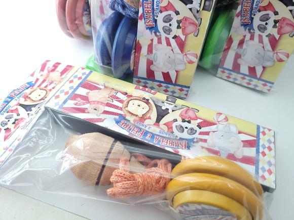 Kit Diversão Circo Vintage Pião Ioiô e Dominó Lembrancinha
