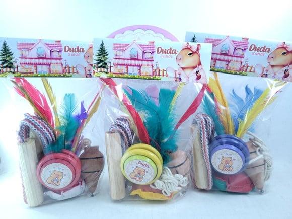 Kit Diversão Festa Capivara Corda Peteca Pião e Ioiô