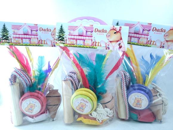 Kit Diversão Festa Capivara Corda Peteca Pião e Ioiô