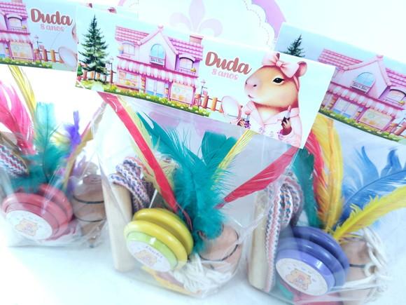 Kit Diversão Festa Capivara Corda Peteca Pião e Ioiô