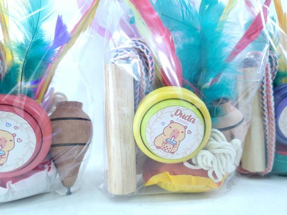 Kit Diversão Festa Capivara Corda Peteca Pião e Ioiô