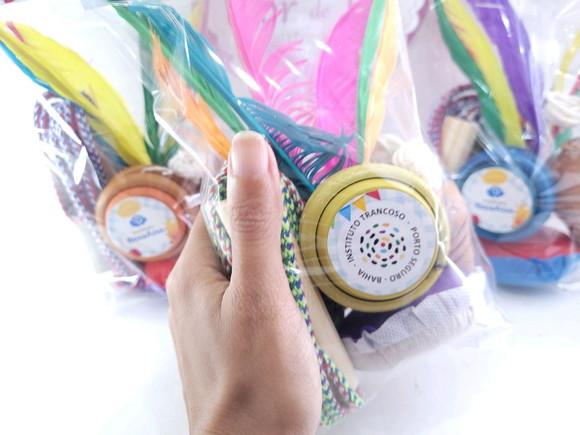 Kit Diversão Raíz Festa Junina Peteca Corda Ioiô e Pião