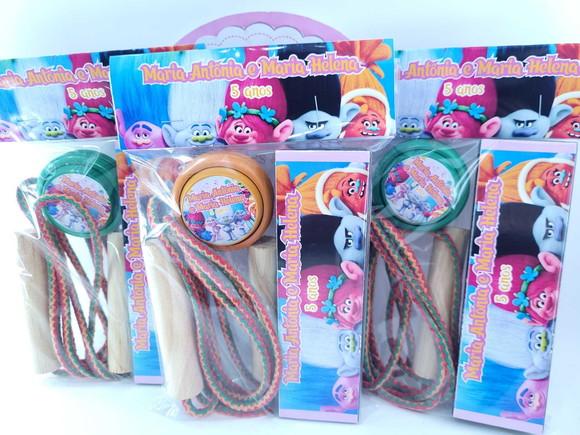 Kit Diversão Trolls Lembrancinha Dominó Corda e Ioiô