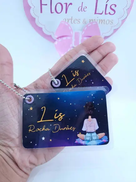 2 Chaveiros Escolar Universo Menina para Mochila e Lancheira