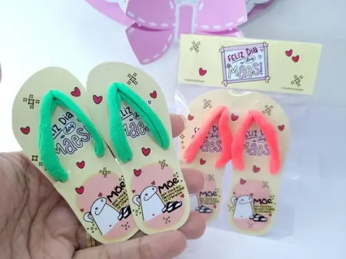 Brinde Dia das Mães Chinelinho Elástico de Cabelo Xuxinha